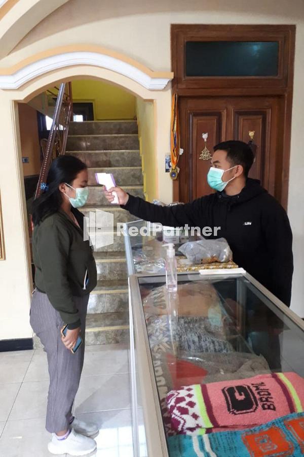 Bromo Indah Lestari Homestay Mitra Reddoorz ปาซูรูอัน ภายนอก รูปภาพ