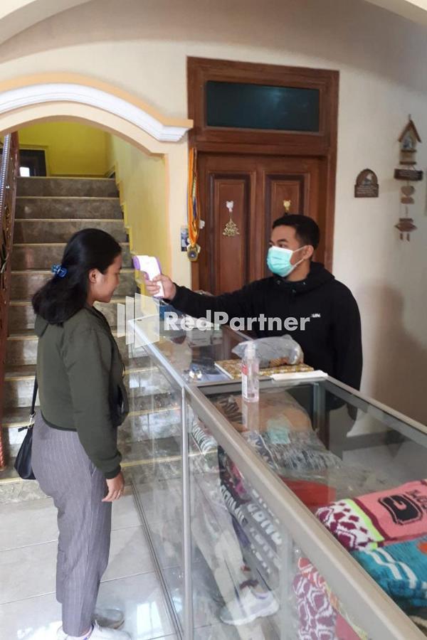 Bromo Indah Lestari Homestay Mitra Reddoorz ปาซูรูอัน ภายนอก รูปภาพ
